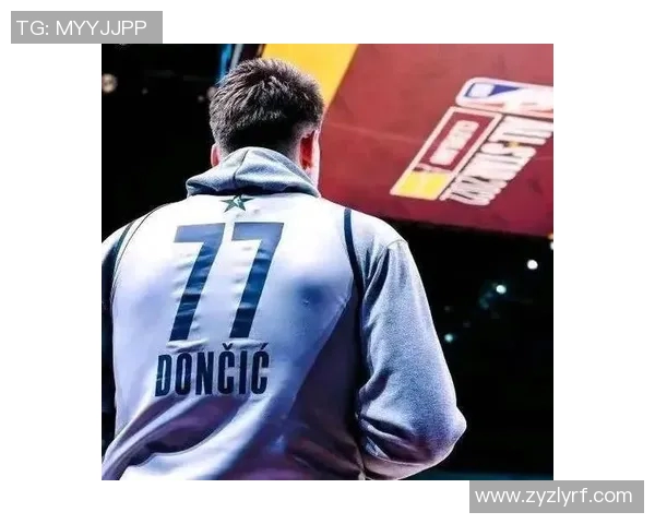 足球场上背影闪耀,球星头像带你领略瞬间风采与荣耀之路 足球场上背影闪耀,球星头像带你领略瞬间风采与荣耀之路